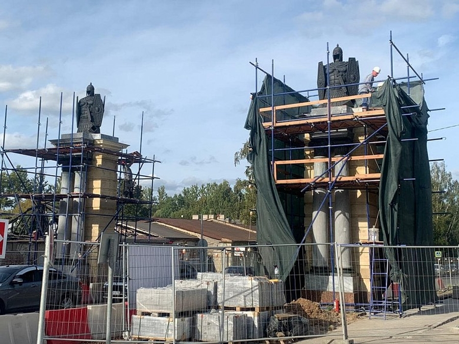 Смоленские ворота в Гатчине освобождаются от строительных лесов