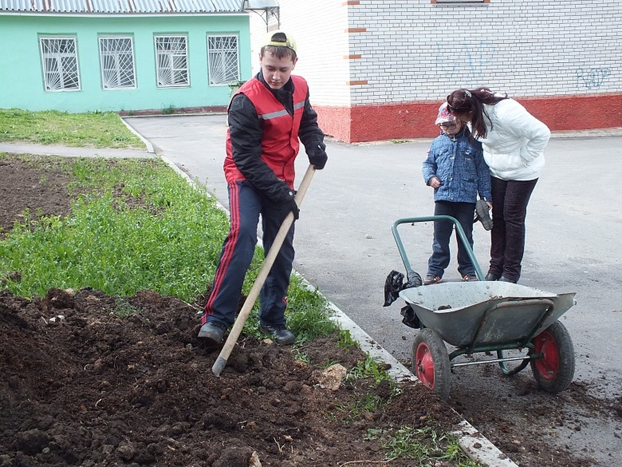 Трудовые бригады помогают Сяськелевскому поселению  стать чище и краше