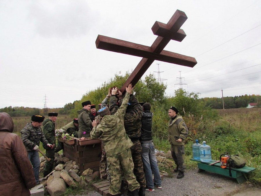 Казаки восстановили поклонный крест у Пижмы