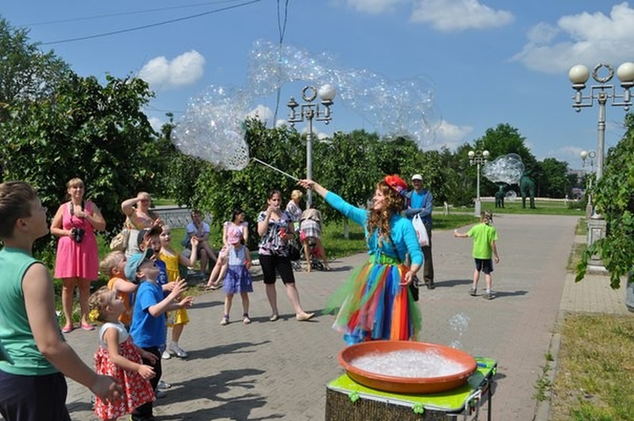 В Гатчине прошёл первый праздник радужных пузырей