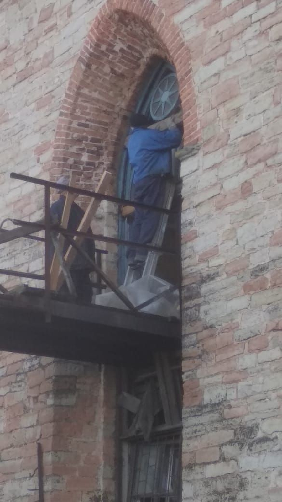 Волонтеры помогают восстановить храм на территории завода 
