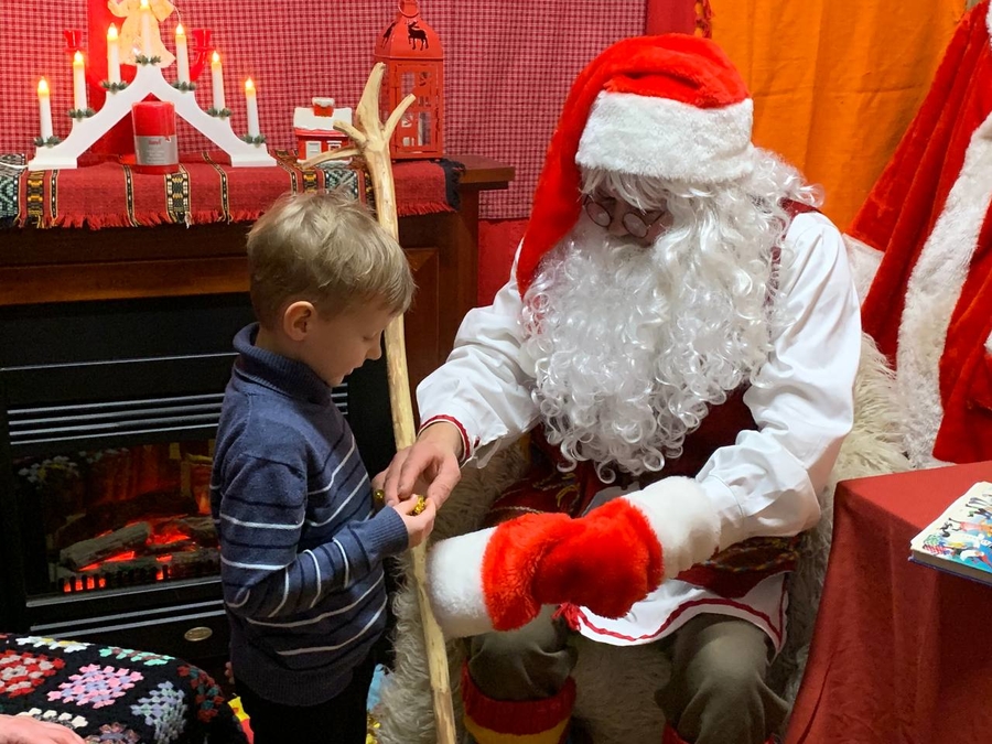 Финский Дед Мороз открыл свою новогоднюю резиденцию в Гатчине 