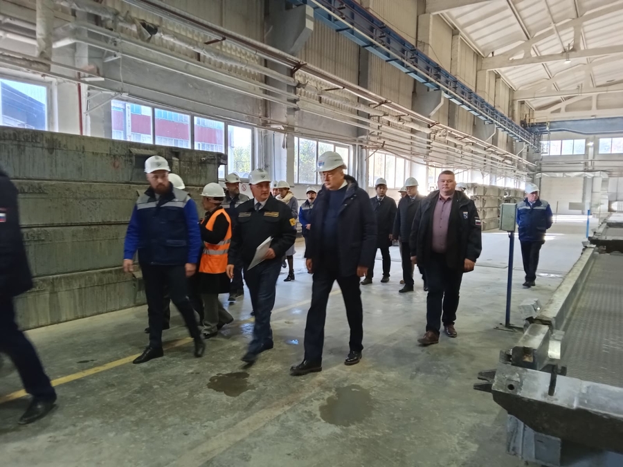 Александр Дрозденко осмотрел завод по производству стройматериалов в Гатчине