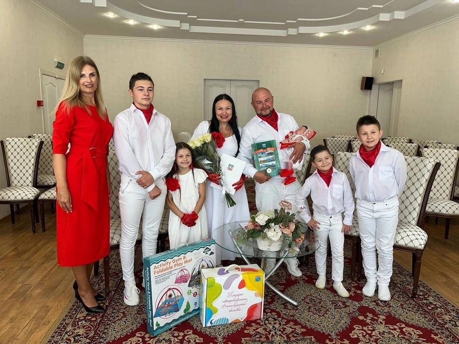 Семья Свиридовых зарегистрировала пятого ребёнка в Гатчине  