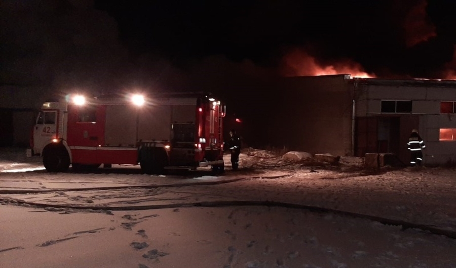  Пожарным удалось локализовать огонь на фабрике в Коммунаре