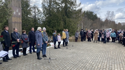 Митинг в Вырице, посвященный Международному дню освобождения узников фашистских концлагерей