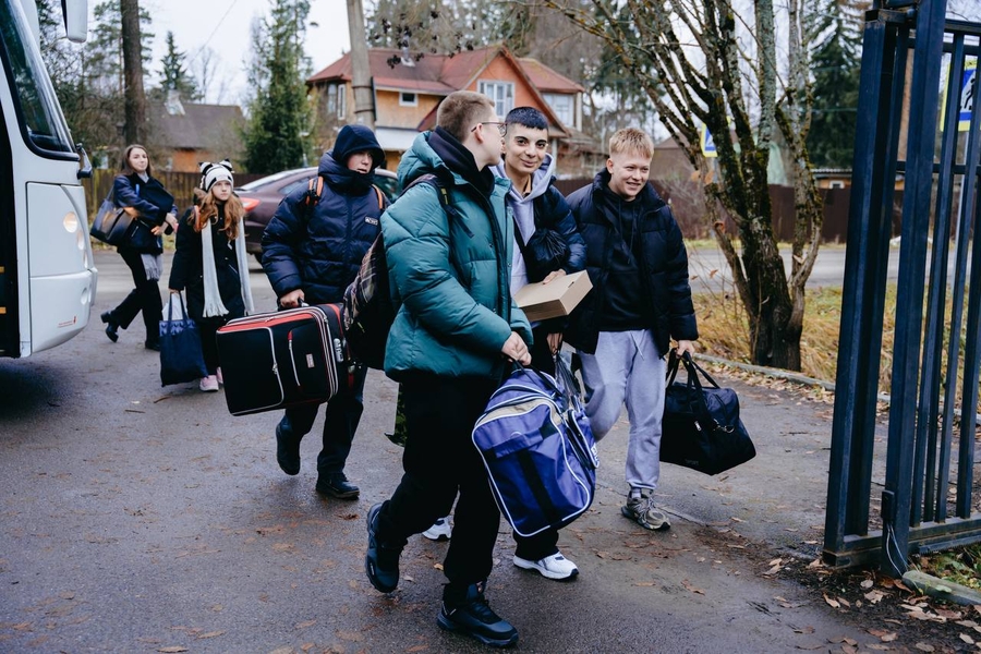 Группа школьников из Курска приехала сегодня в Ленинградскую область