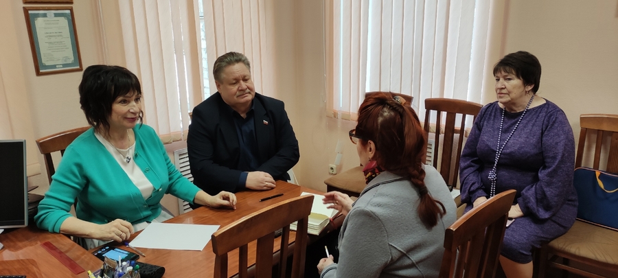 Депутаты областного Заксобрания встретились с жителями Вырицы