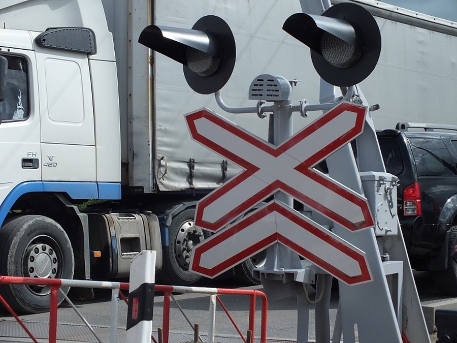В Гатчине пьяный водитель ГАЗели заблокировал проезд 12-ти грузовым поездам