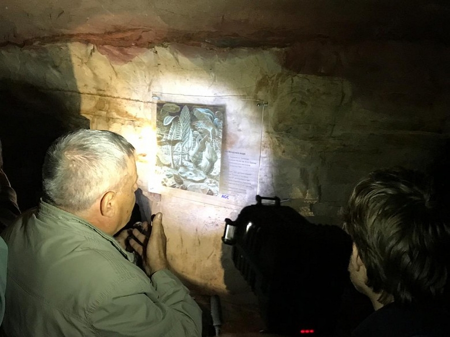 В Саблинских пещерах открылась выставка стеклянных панно