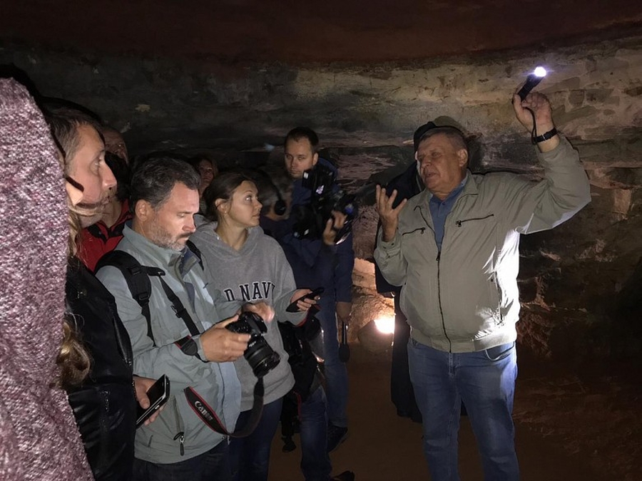 В Саблинских пещерах открылась выставка стеклянных панно