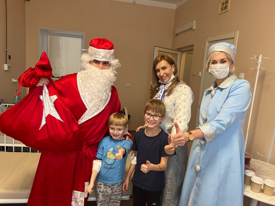 Новогодние подарки - маленьким пациентам стационара Гатчинской больницы