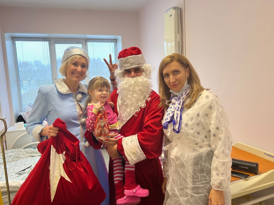 Новогодние подарки - маленьким пациентам стационара Гатчинской больницы