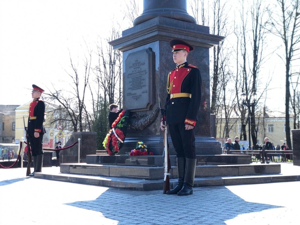 Церемония возложения цветов у стелы 