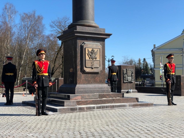 Церемония возложения цветов у стелы 