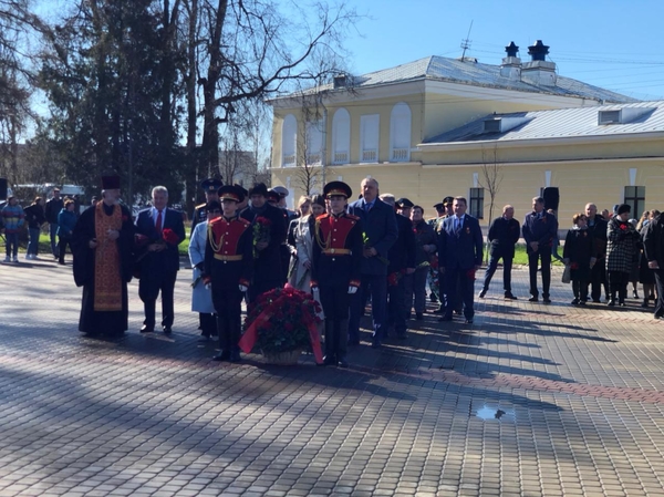 Церемония возложения цветов у стелы 