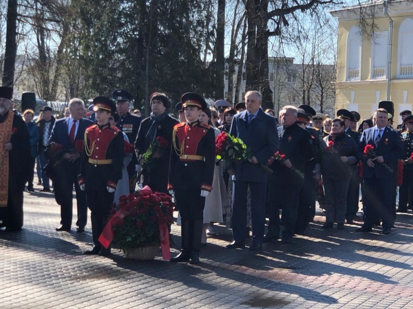 Церемония возложения цветов у стелы 