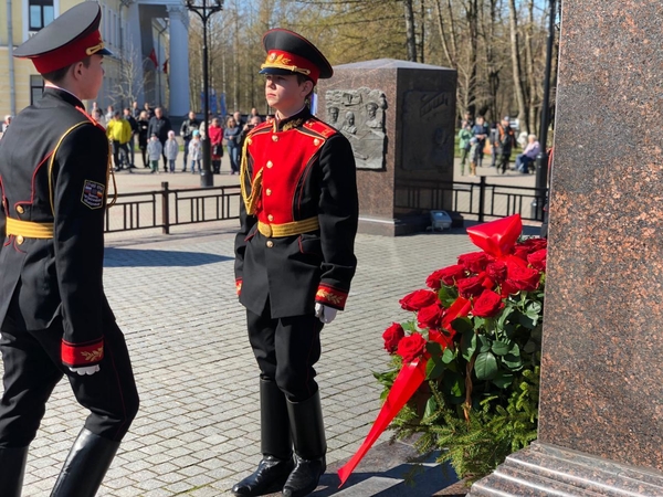 Церемония возложения цветов у стелы 