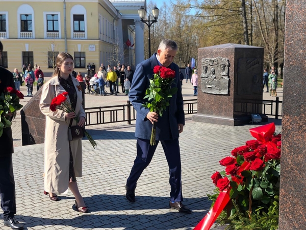 Церемония возложения цветов у стелы 