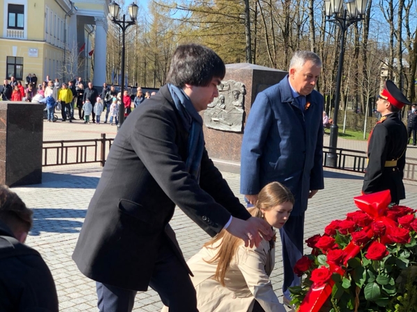 Церемония возложения цветов у стелы 