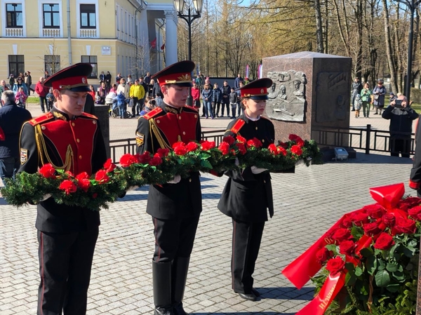 Церемония возложения цветов у стелы 