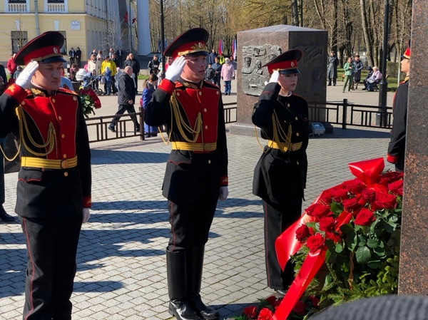 Церемония возложения цветов у стелы 