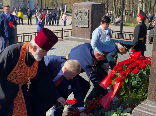 Церемония возложения цветов у стелы 