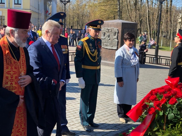 Церемония возложения цветов у стелы 