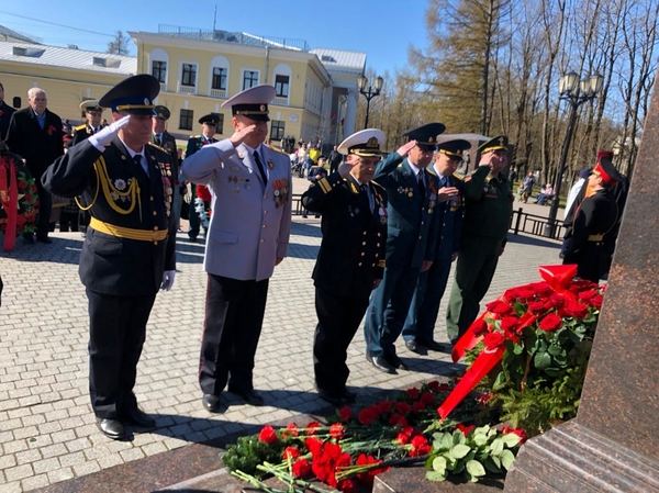 Церемония возложения цветов у стелы 