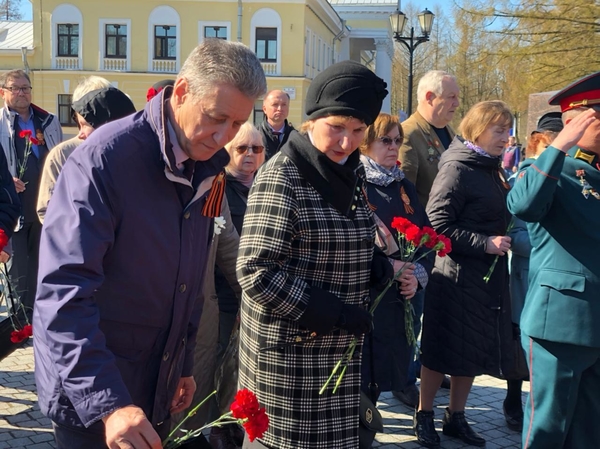 Церемония возложения цветов у стелы 