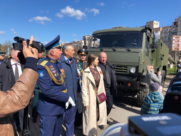  Выставка военной техники и пролет военной авиации на улице Рощинской