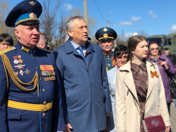  Выставка военной техники и пролет военной авиации на улице Рощинской