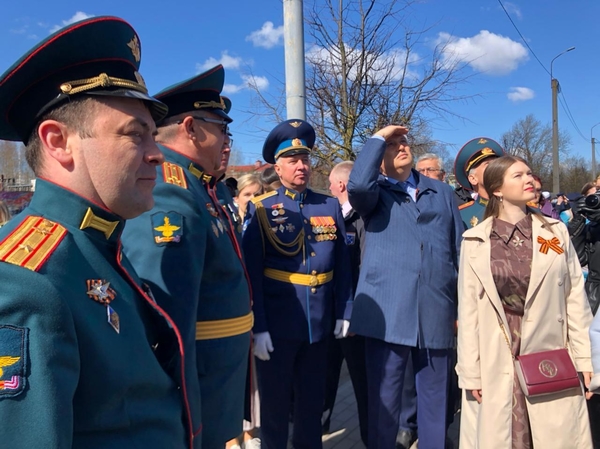  Выставка военной техники и пролет военной авиации на улице Рощинской