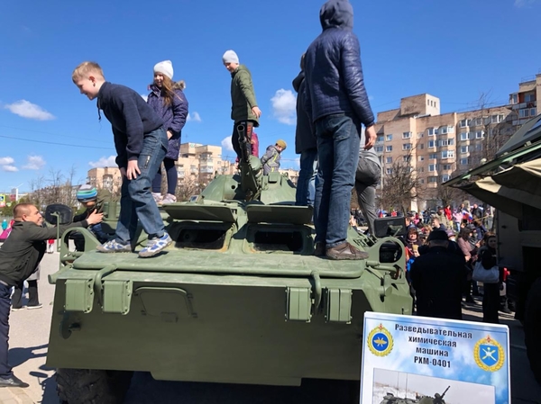  Выставка военной техники и пролет военной авиации на улице Рощинской