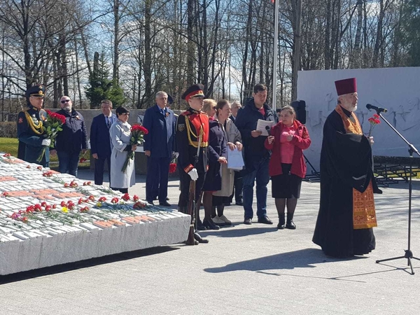 Торжественно-траурный митинг на мемориале воинской славы на улице Солодухина