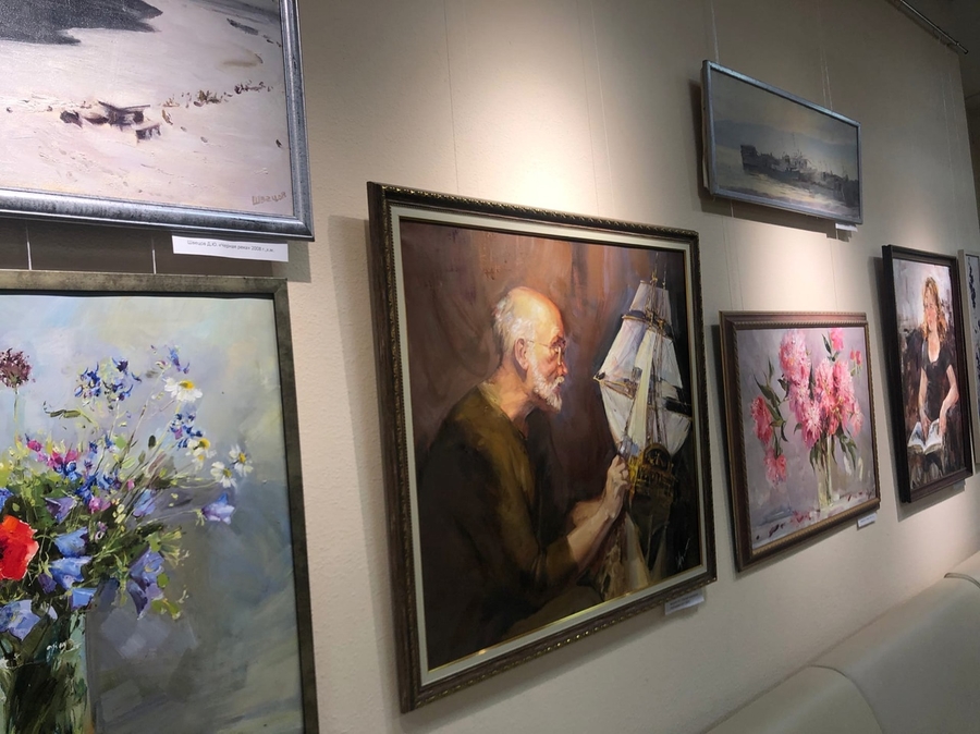 Новая выставка живописи открылась в гатчинской библиотеке