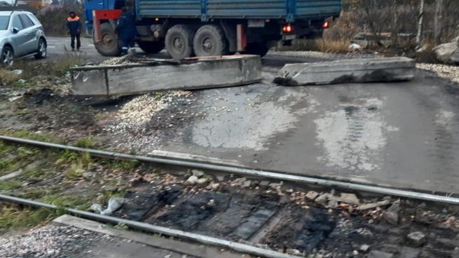 В Гатчинском районе ликвидирован незаконный железнодорожный переезд 
