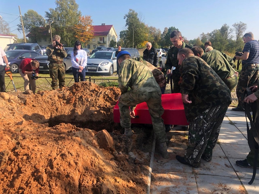 Под Гатчиной торжественно захоронили павших защитников Отечества