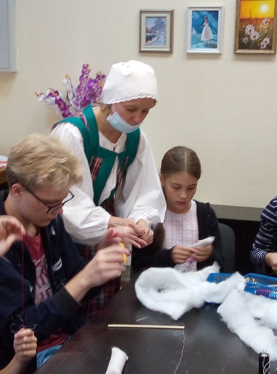 Карташевским подросткам рассказали о традиционной кукле коренных народов Ленинградской области