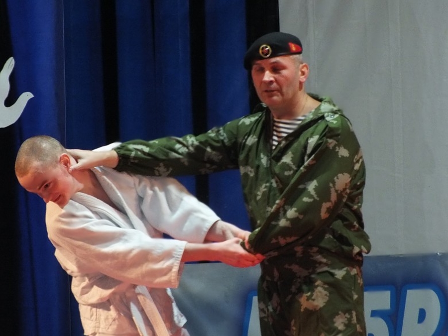 Гатчинским кадетам преподали урок мужества с элементами самообороны