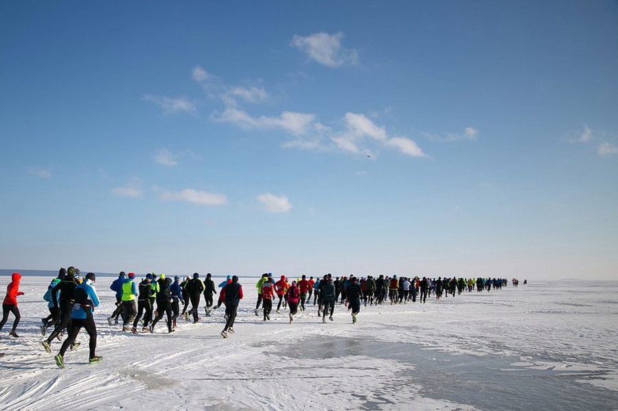 Гатчинские спортсмены ударили забегом по льду Онежского озера