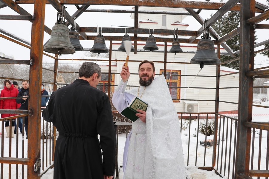 В деревне Малое Верево освятили колокола
