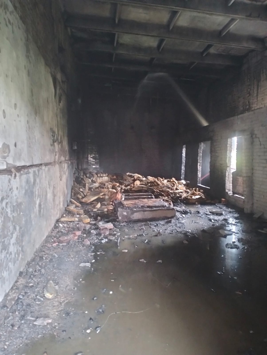 Больше двух часов пожарные тушили дом в Гатчинском районе