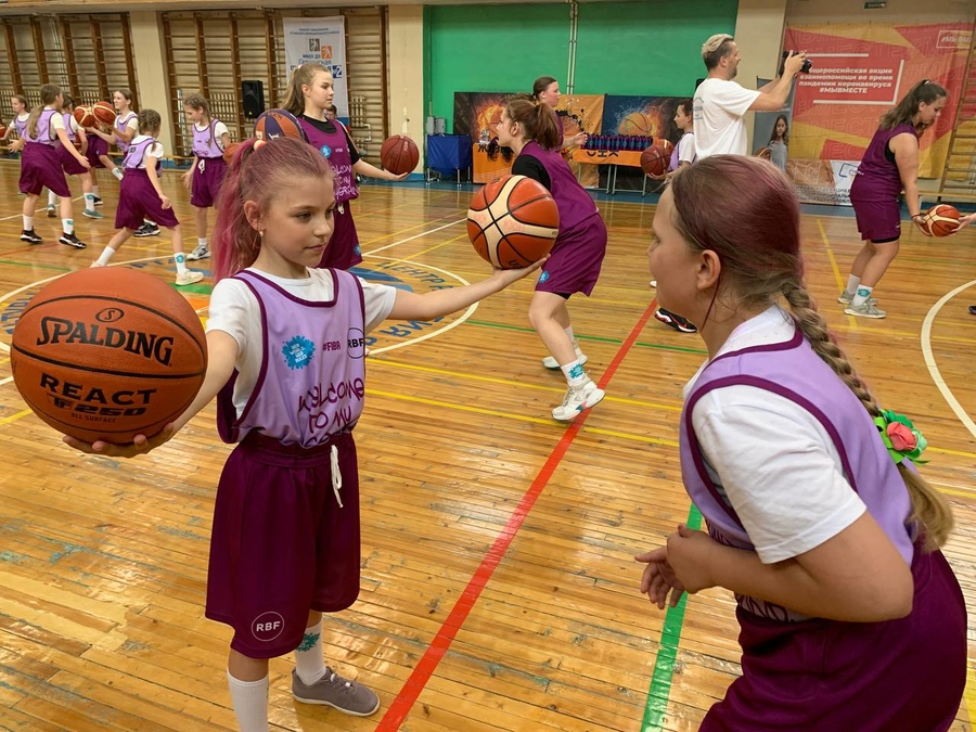 Королевы баскетбола провели мастер-класс в Гатчине