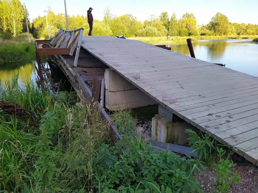 В Гатчине вандалы сломали мост ради костра