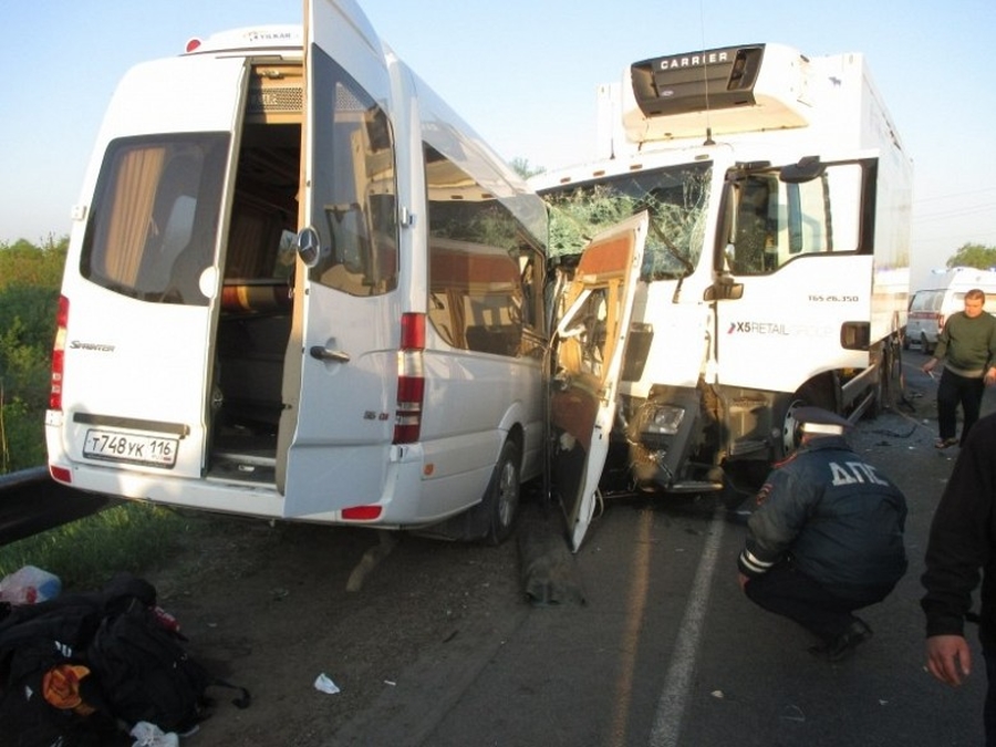 Разбился автобус с детьми, следовавший в Петербург