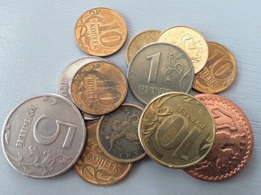 Рубль уступил в цене евро и доллару