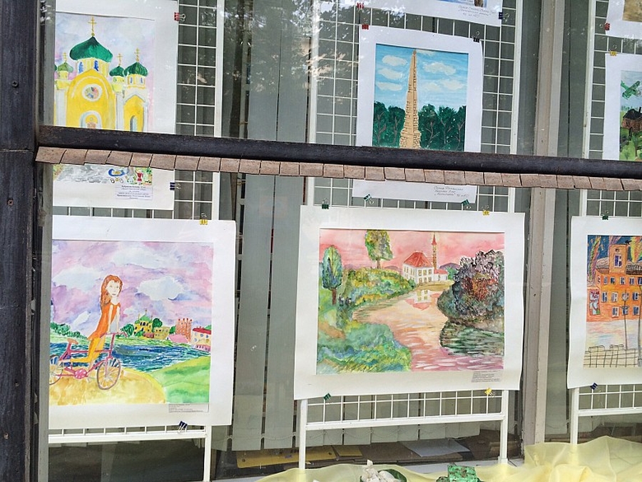 Рисунки юных жителей Гатчины можно увидеть на главной городской магистрали