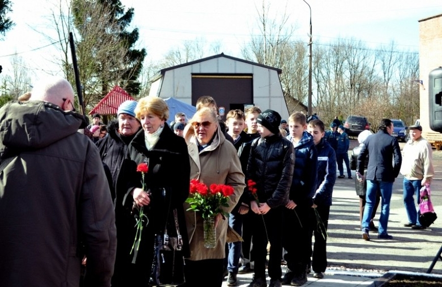 Погибшему в Гатчинском районе пожарному открыли мемориал