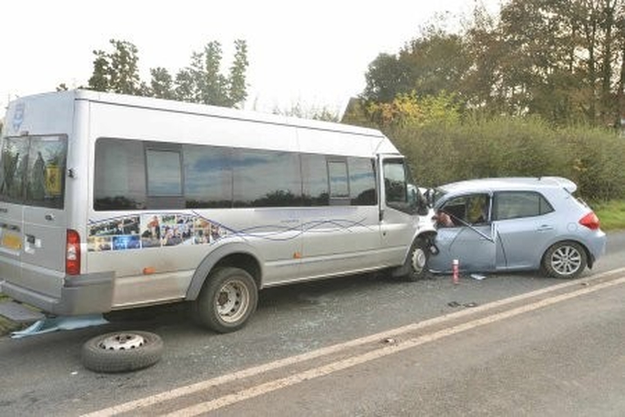 В Гатчинском районе пятиклассники не доехали на экскурсию из-за произошедшей аварии